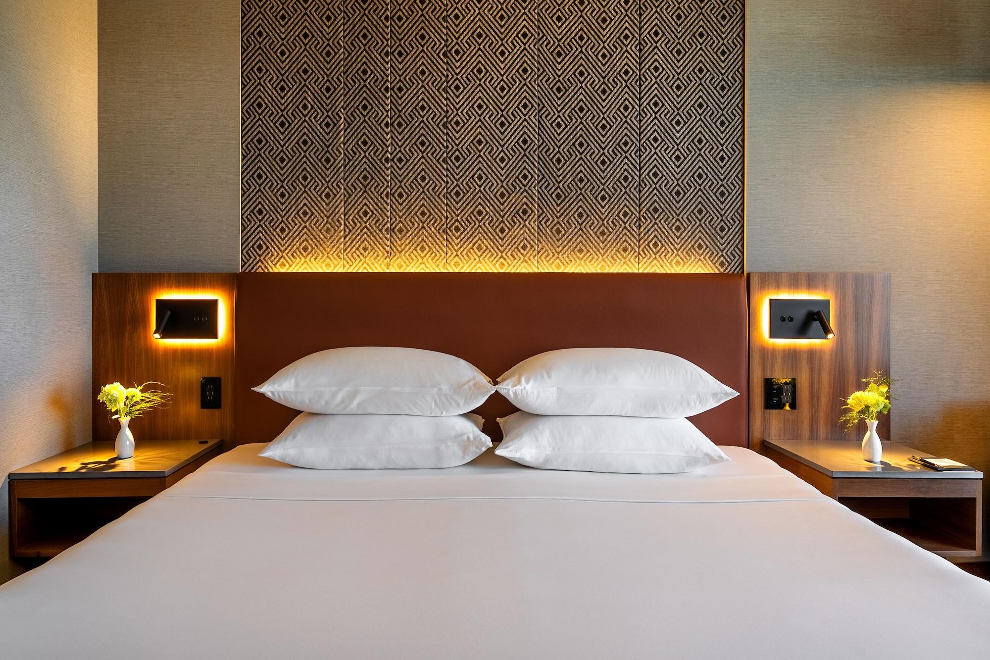 Hyatt Regency Mexico City Exterior photo A bed with two pillows